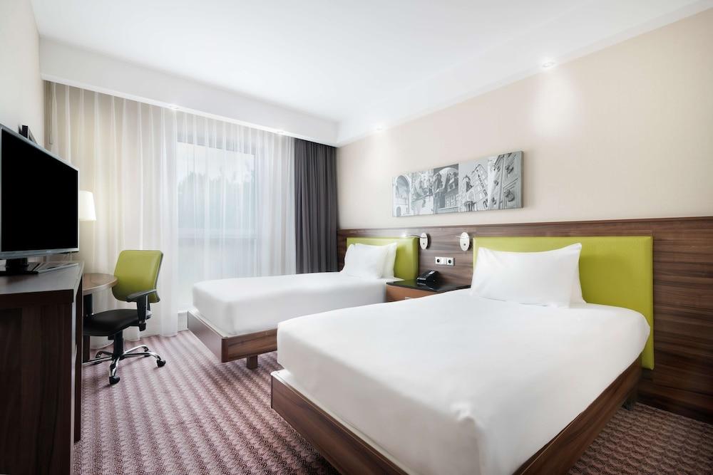 Готель Hampton By Hilton 3*